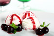 gelato di amarena con frutta sciroppata su piatto