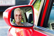 Senior als Autofahrer im Auto.