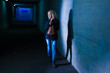 Frau im Tunnel hat Angst