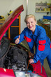 Frau als Mechaniker in Auto Werkstatt