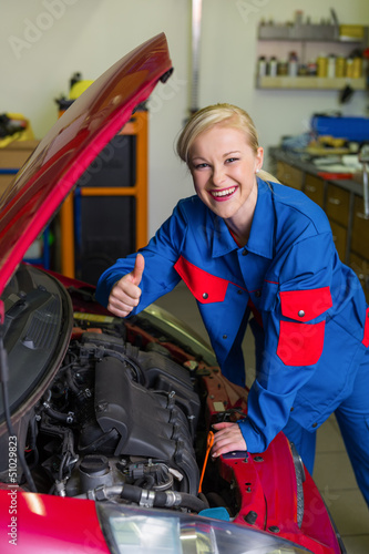 Photo: Frau als Mechaniker in Auto Werkstatt Frau als Mechaniker in Auto Werkstatt