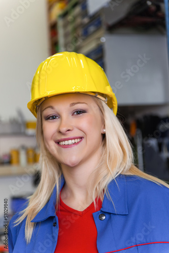Photo: Mechanikerin in Werkstatt Mechanikerin in Werkstatt