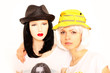 Frau mit Regenhut und Ausstellerpuppe