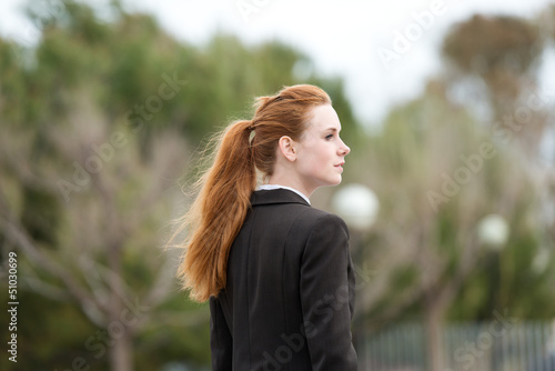 Photo: junge frau untewegs junge frau untewegs