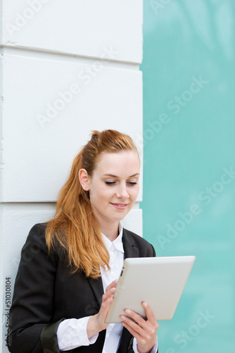 Photo: frau in der stadt mit tablet-pc frau in der stadt mit tablet-pc