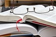 Lesebrille auf Buch