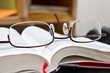 Lesebrille auf Buch
