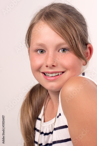 Photo: Portrait eines hübschen jungen Mädchens Portrait eines hübschen jungen Mädchens