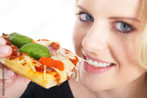 Photo: Junge Frau isst genussvoll Pizza Junge Frau isst genussvoll Pizza
