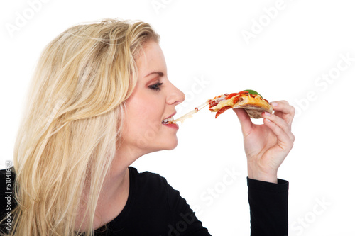 Photo: Junge Frau isst genussvoll Pizza Junge Frau isst genussvoll Pizza