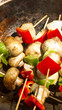 Brochete de pollo, morron, cebolla y champignones a la parilla.