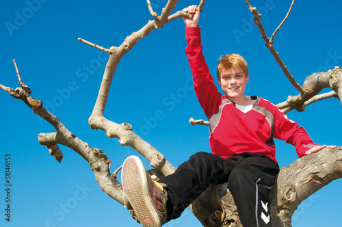 Photo: Teenager im Baum Teenager im Baum