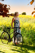 Frau mit Fahrrad im Frühling