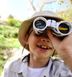 Kind mit fernglas