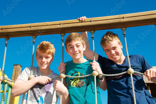 Photo: Gruppe Teenager am Klettergerüst Gruppe Teenager am Klettergerüst