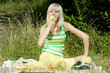 Foto: woman with apple at a picnic woman with apple at a picnic