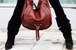 Stiefel und rote Tasche