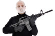 Mann mit Hockey-Maske hält Maschinengewehr