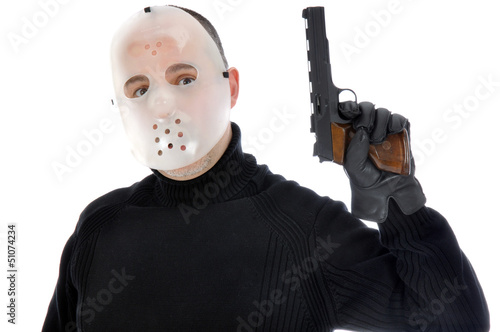 Photo: Mann mit Hockey-Maske hält Pistole Mann mit Hockey-Maske hält Pistole