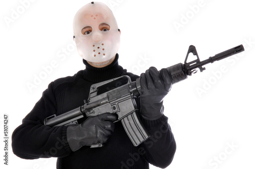 Photo: Mann mit Hockey-Maske hält Maschinengewehr Mann mit Hockey-Maske hält Maschinengewehr