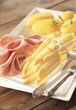 weißer Spargel mit Kartoffeln und Schinken - Hochformat