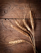 Foto: wheat on the wood background wheat on the wood background