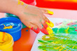 Kinderhand beim malen