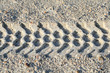 Reifenspur im Sand am Strand..