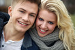 Junges verliebtes Paar lacht