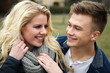 Junges verliebtes Paar schaut sich an und lacht