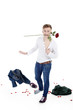 Junger verliebter Mann mit Rose im Mund überrascht