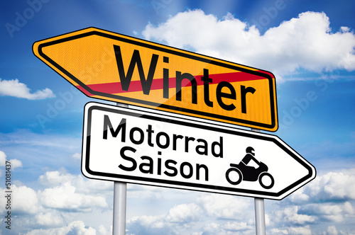 Photo: Wegweiser mit Winter und Motorradsaison Wegweiser mit Winter und Motorradsaison