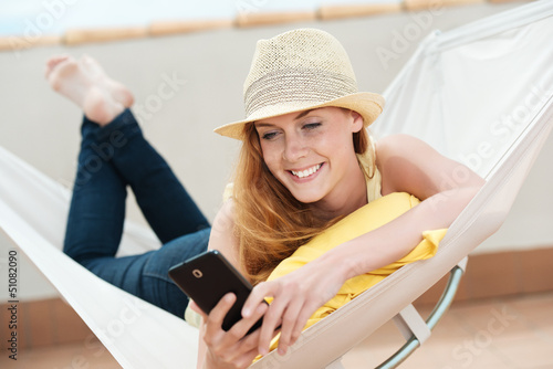 Photo: mit handy in der hängematte mit handy in der hängematte
