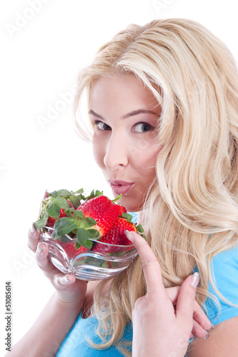Photo: Erdbeer-Zeit, Junge Frau freut sich auf Erdbeeren Erdbeer-Zeit, Junge Frau freut sich auf Erdbeeren