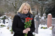Junge Frau trauert auf Friedhof