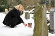 Junge Frau trauert auf Friedhof