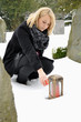 Junge Frau trauert auf Friedhof