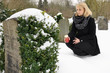 Junge Frau trauert auf Friedhof
