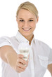 Junge Frau mit LED-Energiesparlampe