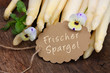 Frischer Spargel auf Holztisch - Label mit Text