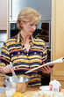 Seniorin beim backen
