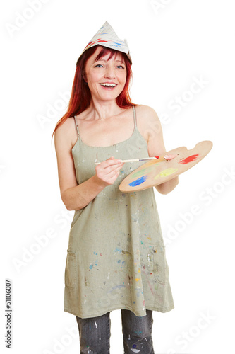 Photo: Lachende Künstlerin malt mit Farben Lachende Künstlerin malt mit Farben