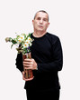 homme offrant des fleurs