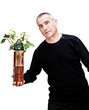 homme offrant des fleurs