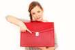 Frau mit roter Tasche