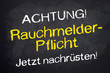 Kreidetafel mit Rauchmelderpflicht