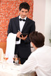 Foto: a waiter working at restaurant a waiter working at restaurant