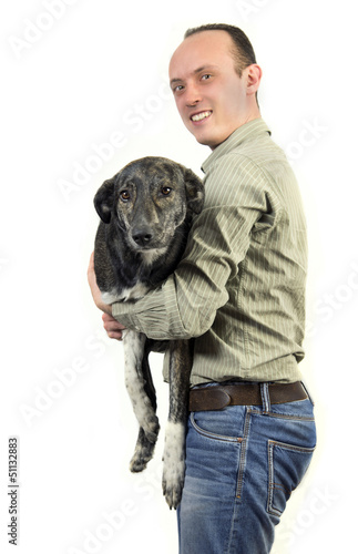 Photo: Mann trägt seinen Hund Mann trägt seinen Hund