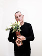 homme offrant des fleurs