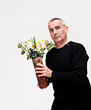 homme offrant des fleurs